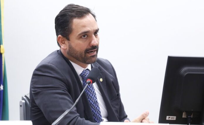 Comissão aprova projeto que prevê desconto na tarifa de ônibus Deputado Diego Andrade (PSD-MG) fala em comissão da Câmara dos Deputados