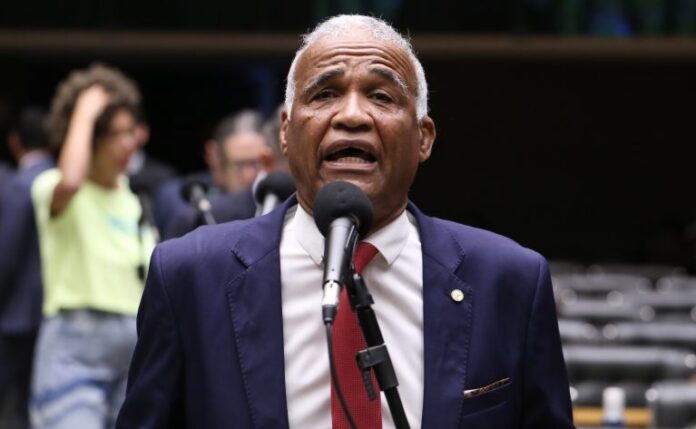 Comissão aprova autorização para organizações sociais prestarem atendimento a pessoas Discussão e votação de propostas legislativas. Dep. Pastor Sargento Isidório (AVANTE-BA)