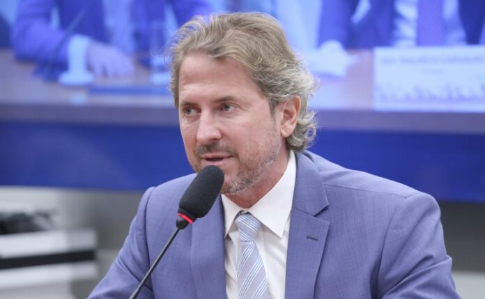 Comissão aprova diretrizes para incentivar trabalho voluntário e solidariedade na Deputado Zeca Dirceu (PT-PR) fala em comissão da Câmara dos Deputados