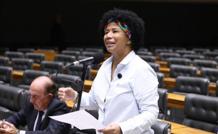 Comissão aprova redução de custos para adaptação de carro de Deputada Silvia Cristina fala ao microfone