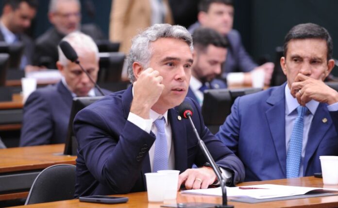 Comissão aprova isenção de taxa de vestibular para estudante de Discussão e votação de propostas legislativas. Dep. Rafael Brito (MDB - AL)
