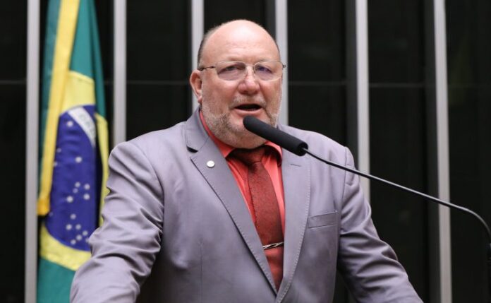 Comissão aprova projeto que destina renda de concurso da Loteca Deputado João Daniel (PT-SE) fala no Plenário da Câmara dos Deputados