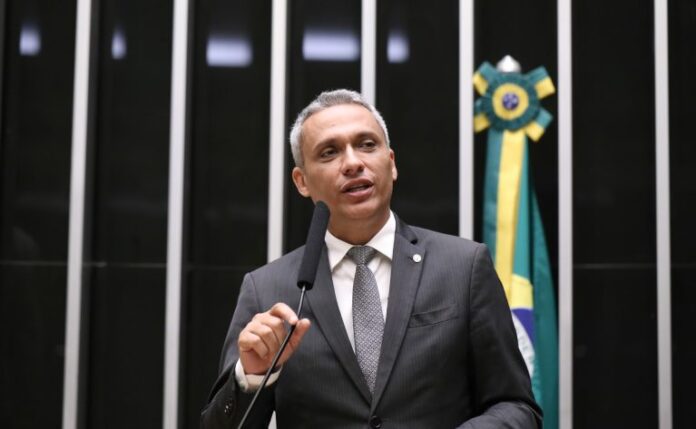 Comissão aprova inclusão no cadastro de pedófilos após condenação em Deputado Gustavo Gayer (PL-GO) fala no Plenário da Câmara dos Deputados
