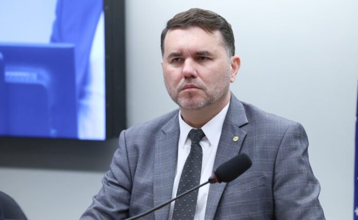 Comissão aprova criação de programa de resgate e salvamento de Deputado Moses Rodrigues (União-CE) em comissão da Câmara dos Deputados
