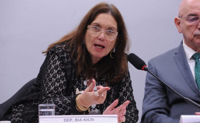 Comissão aprova ações educativas e campanha sobre fibromialgia - Notícias Audiência Pública - Programas de doação de corpos para ciência e formação em saúde. Dep. Bia Kicis (PL-DF)