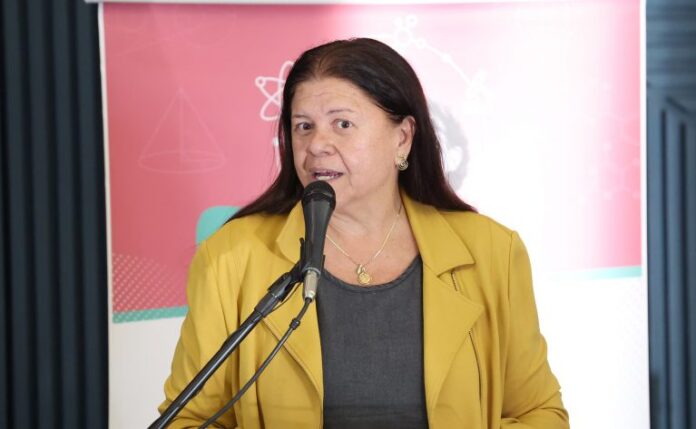 Comissão aprova uso de documentos de familiares para comprovar trabalho Solenidade de entrega do Prêmio Mulheres na Ciência Amélia Império Hamburger. Dep. Laura Carneiro (PSD - RJ)