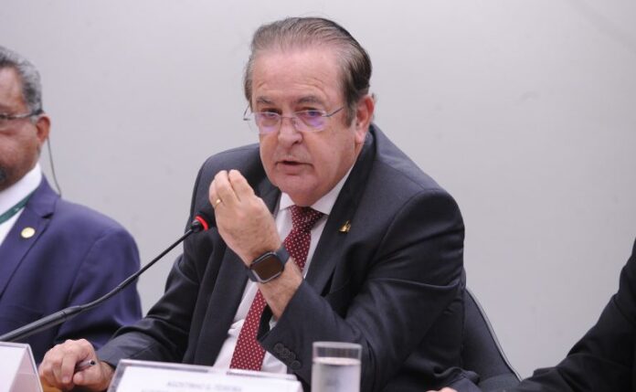 Empregados e aposentados dos Correios criticam desconto de 24% no Empregados e aposentados dos Correios criticam desconto de 24% no salário para cobrir déficit do Postalis - Notícias