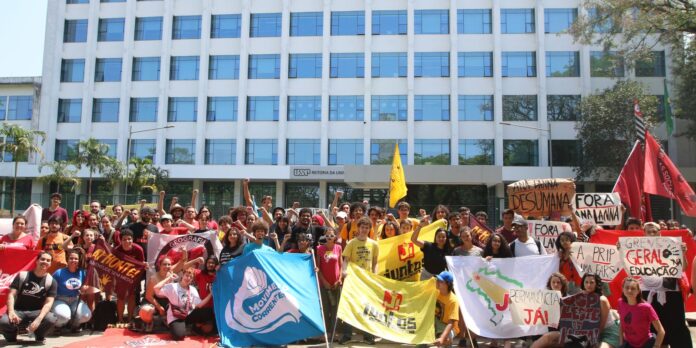 Estudantes encerram greve de quase dois meses na USP Estudantes encerram greve de quase dois meses na USP