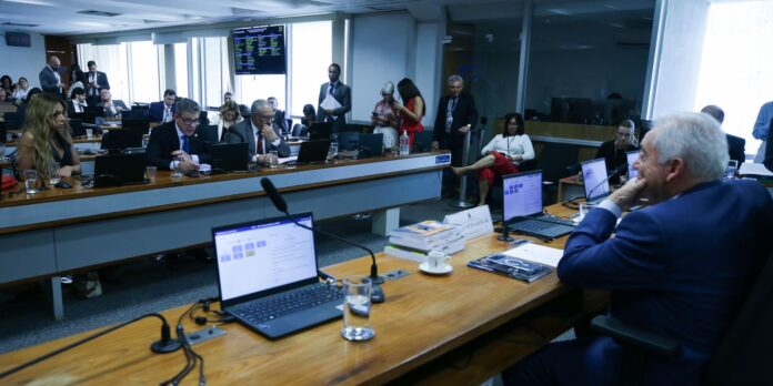 Senadores discutem ritmo de tramitação da PEC do fim da Senadores discutem ritmo de tramitação da PEC do fim da escala 6x1