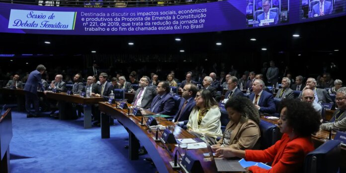 Empresários atacam PEC 6x1 no Senado; sindicatos e governo defendem Empresários atacam PEC 6x1 no Senado; sindicatos e governo defendem
