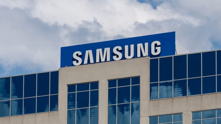 Samsung vê lucro disparar 18 vezes, mas ações caem por gastos com IA