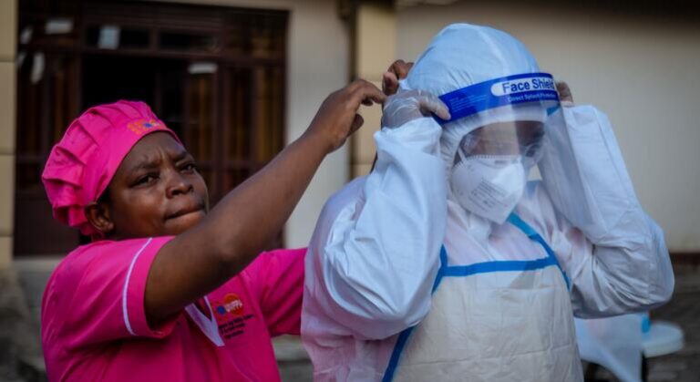 OMS diz que surto de ebola já matou quase 1 mil pessoas na RD Congo