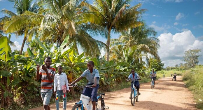 De horas a pé aos pedais da esperança: Moçambique vive impacto da educação sobre rodas