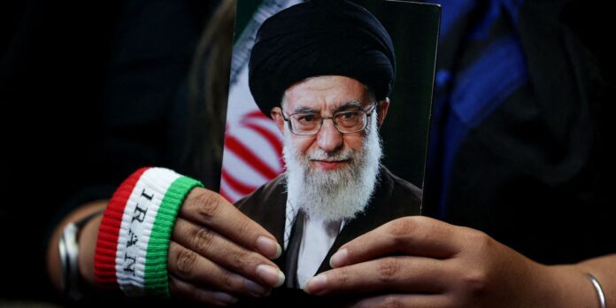 Cerimônia privada no Irã vela corpo de líder supremo Ali Khamenei