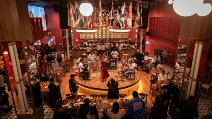 Interior da nova unidade do Bar Brahma na região da Avenida Paulista durante apresentação de música ao vivo.