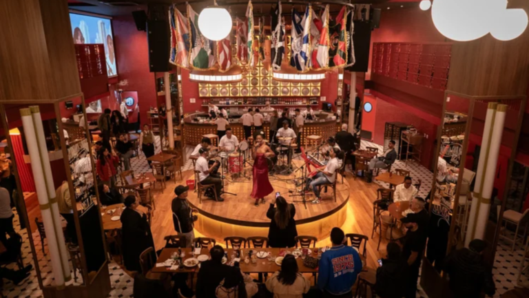 Interior da nova unidade do Bar Brahma na região da Avenida Paulista durante apresentação de música ao vivo.