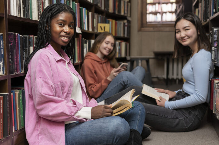 friends-learning-study-group.jpg Pietra Seabra