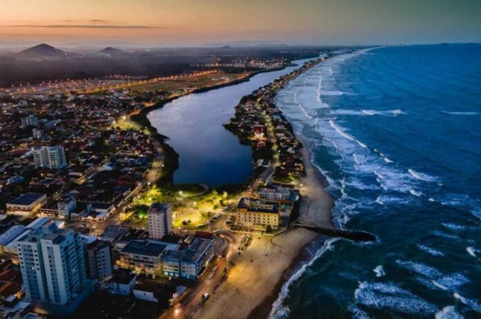 Comissão vota parecer sobre aumento de repasses federais aos municípios Vista aérea de uma cidade litorânea