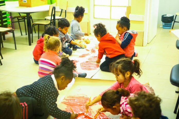 Nova lei que reduz limite de chumbo em tintas, com Educação - sala de aula - ensino fundamental escolas alunos crianças artes plásticas pinturas tintas desenhos
