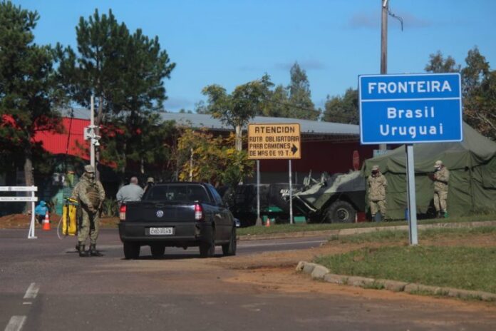 Cidades - geral - fronteira - Exército Nacional Uruguaio faz barreira sanitária nafronteira entre Rivera (Uruguai) e Santana do Livramento (Brasil).