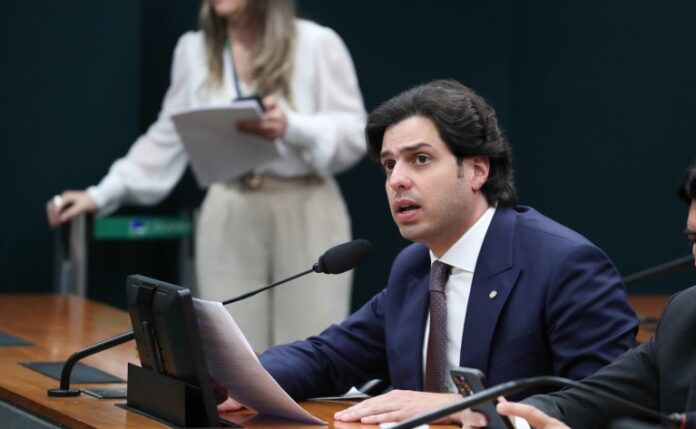 Comissão aprova inclusão de cadernos e lápis em programa de Discussão e votação de propostas legislativas. Dep. AJ Albuquerque (PP-CE)