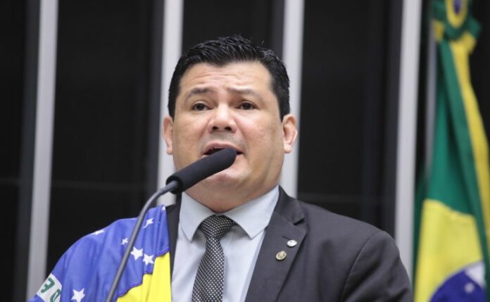 Projeto amplia porte de arma de fogo para guardas civis Deputado Gilvan da Federal fala ao microfone
