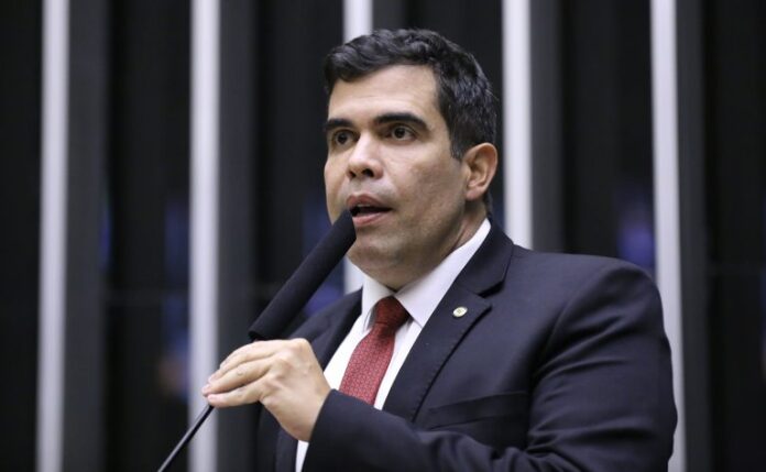Comissão aprova projeto que permite a municípios inadimplentes manterem convênios Deputado Ricardo Ayres (Republicanos-TO) fala no Plenário da Câmara dos Deputados