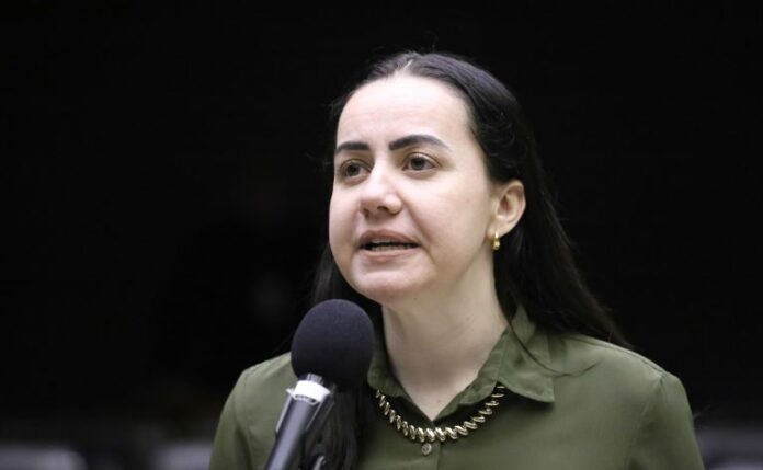 Comissão aprova treinamento para prevenir violência contra estudantes com deficiência Deputada Franciane Bayer (Republicanos-RS) fala no Plenário da Câmara dos Deputados