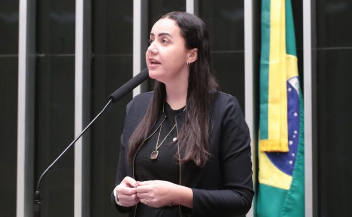 Comissão aprova proposta que obriga escolas a comunicar suspeita de Discussão e votação de propostas legislativas. Dep. Franciane Bayer (REPUBLICANOS - RS)
