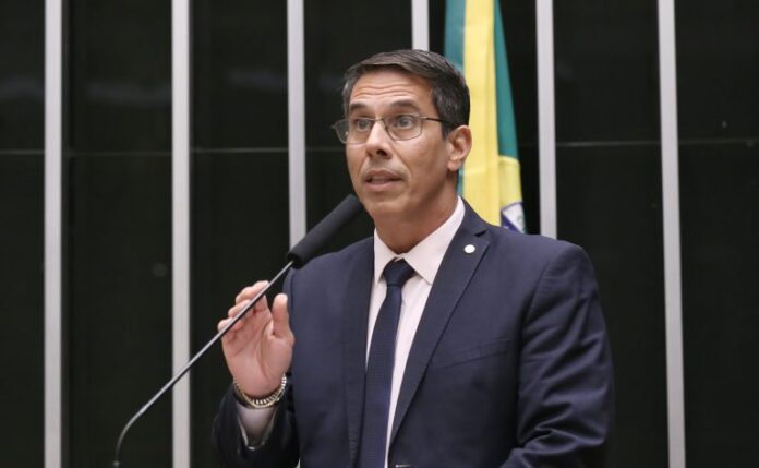 Projeto proíbe postos de gasolina de cobrarem preços diferentes para Deputado Amaro Neto (Republicanos-ES) fala no Plenário da Câmara dos Deputados