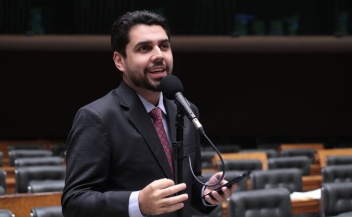 Projeto obriga bancos a oferecerem a clientes idosos validação de Deputado Lucas Abrahao fala ao microfone