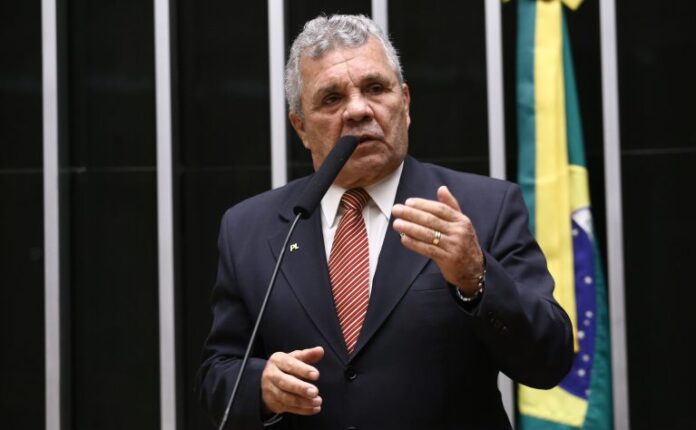 Deputado Alberto Fraga fala ao microfone