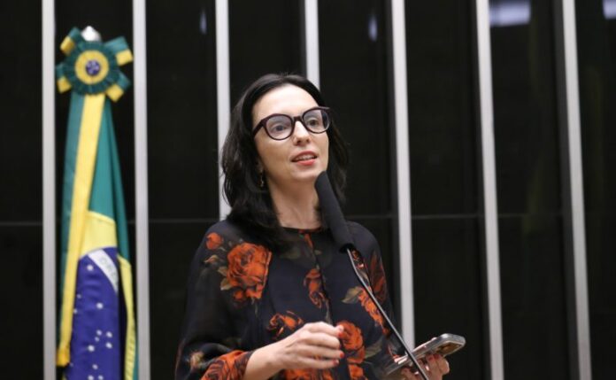 Deputada Ana Pimentel fala ao microfone