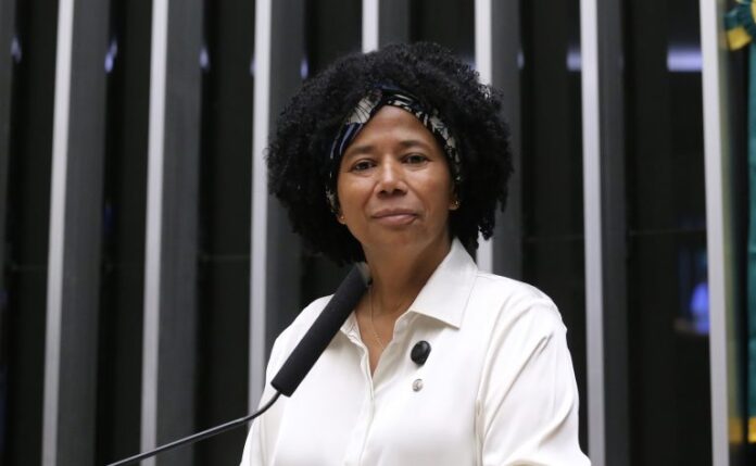 Deputada Silvia Cristina fala ao microfone