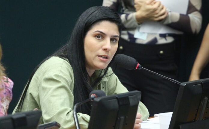 Comissão de Constituição e Justiça aprova proteção a servidor ou Discussão e votação de propostas legislativas. Dep. Chris Tonietto (PL - RJ)