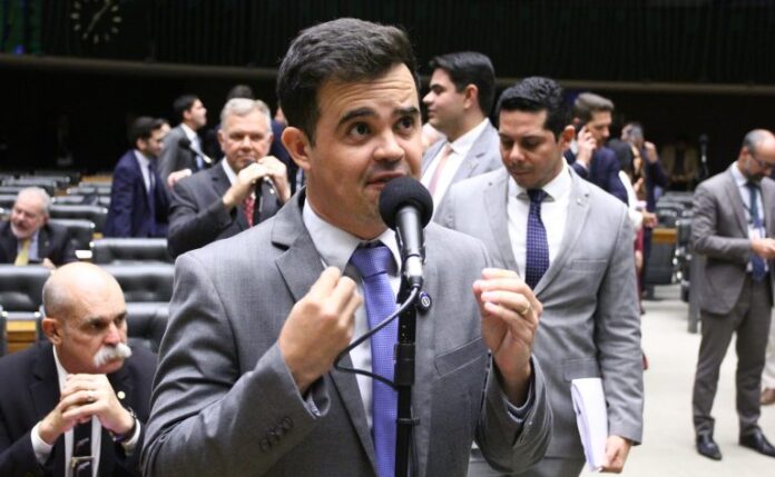 Comissão aprova notificação à vítima em até 48 horas sobre Deputado Junio Amaral fala ao microfone