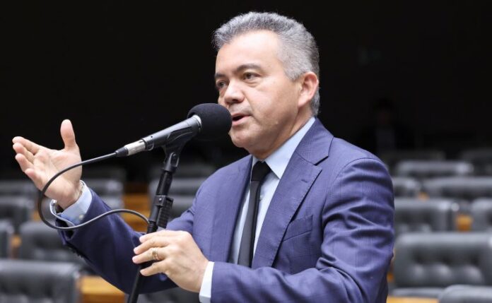 Comissão aprova campanhas sobre saúde e segurança nas contas de Deputado Cleber Verde fala ao microfone