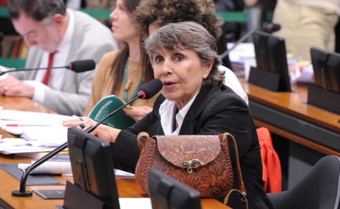 Comissão aprova criação de serviço nacional de acolhimento para mulheres PEC 32/15, maioridade civil e penal aos dezesseis anos de idade. Dep. Erika Kokay (PT-DF)