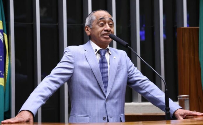 Projeto cria programa nacional de defesa pessoal para mulheres - Outorga da Medalha do Mérito Evangélico. Dep. Raimundo Santos (PSD-PA)