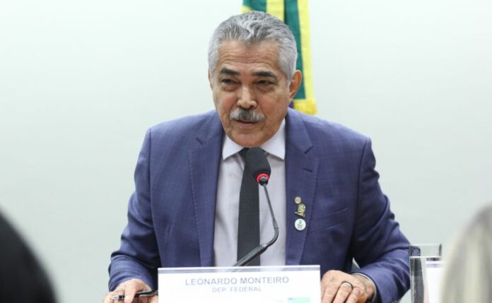 Comissão aprova auxílio para beneficiários do Bolsa Família fazerem cursos Audiência Pública - Homenagem aos 37 anos do FONSET. Dep. Leonardo Monteiro (PT-MG)