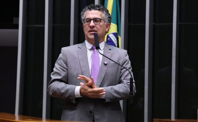 Projeto garante remarcação e desistência de passagens sem multa - Deputado Alencar Santana fala ao microfone