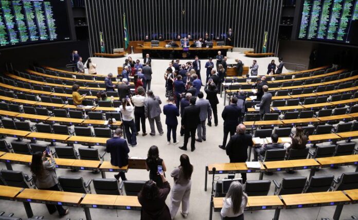 Deputados reunidos no plenário