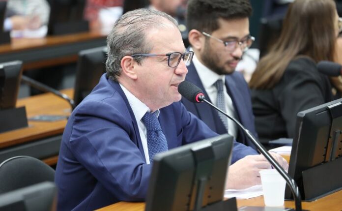 Deputado afirma que novas regras de cálculo podem reduzir IPVA Deputado Rodrigo de Castro fala ao microfone