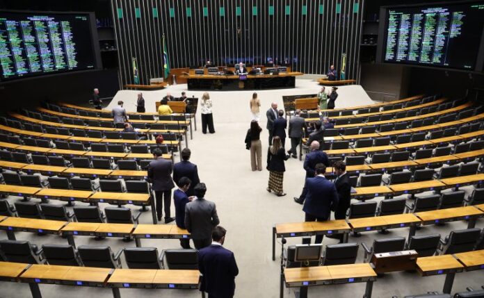 Câmara aprova seis medidas provisórias com créditos extras; textos seguem plenário da Câmara durante a sessão