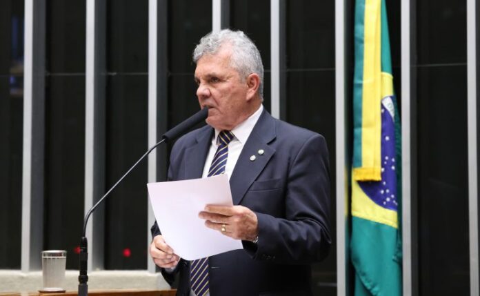 Comissão aprova regra que garante maioria de praças em conselhos Deputado Alberto Fraga fala ao microfone