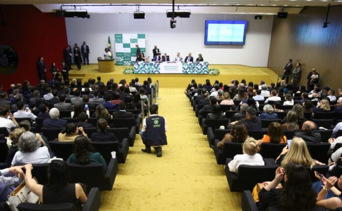 Motta defende modernização do Estado na posse de novos servidores Motta defende modernização do Estado na posse de novos servidores da Câmara - Notícias