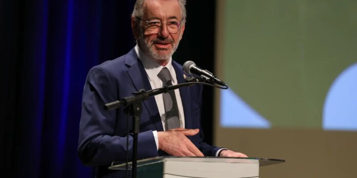“Brasil não vai abandonar a mesa”, diz ministro sobre taxação “Brasil não vai abandonar a mesa”, diz ministro sobre taxação dos EUA