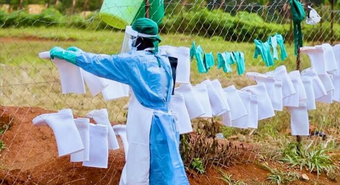 Ebola: Alta de mortes longe dos hospitais indica transmissão fora de controle