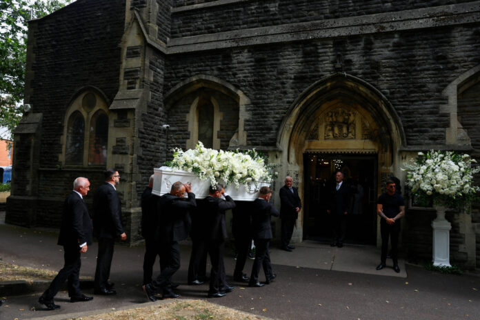 Bonnie Tyler: funeral reúne multidão no País de Gales - Bonnie Tyler: funeral reúne multidão no País de Gales - 17/08/2026 - Ilustrada