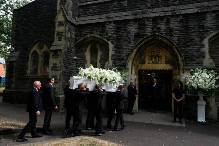 Bonnie Tyler: funeral reúne multidão no País de Gales - 17/08/2026 - Ilustrada